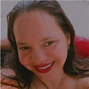 Profesor de español da clases a niños de preescolar y primaria